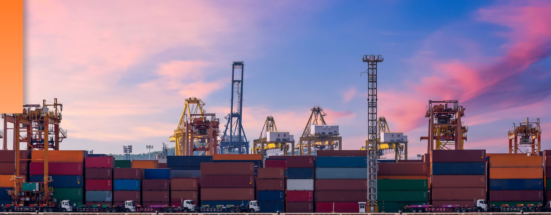 Puerto al atardecer — operaciones portuarias internacionales
